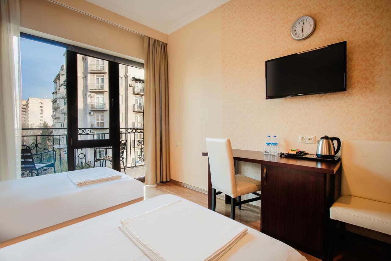 Hotel Gtm Plaza Tiflis Exterior foto