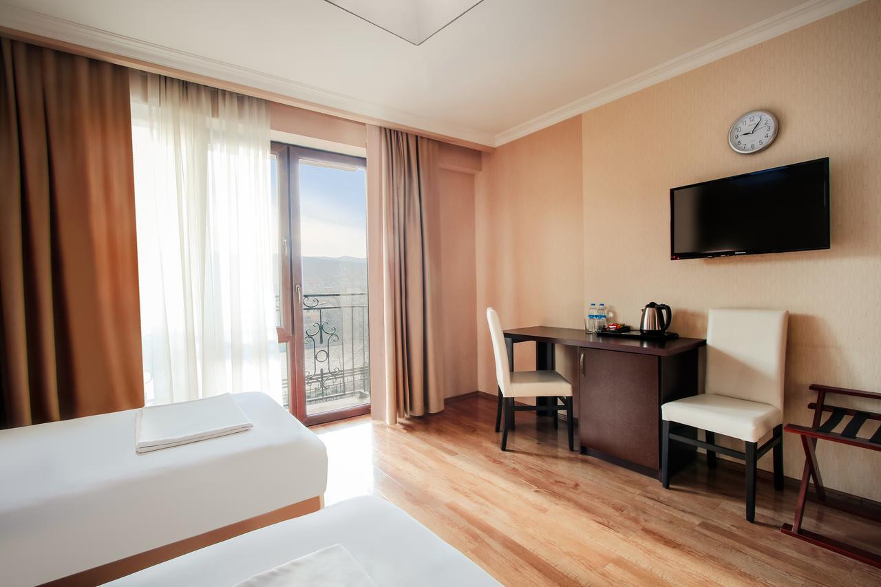 Hotel Gtm Plaza Tiflis Exterior foto