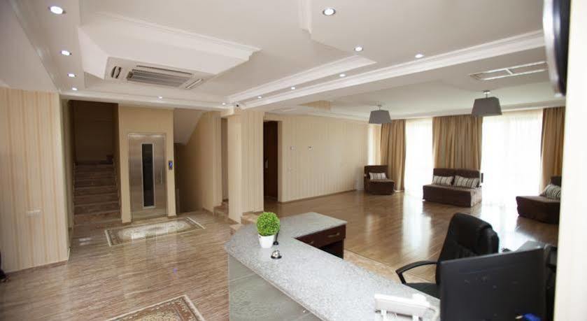Hotel Gtm Plaza Tiflis Exterior foto