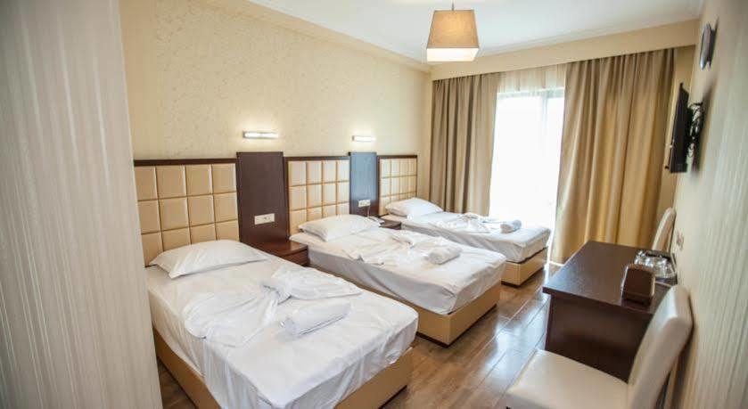 Hotel Gtm Plaza Tiflis Exterior foto