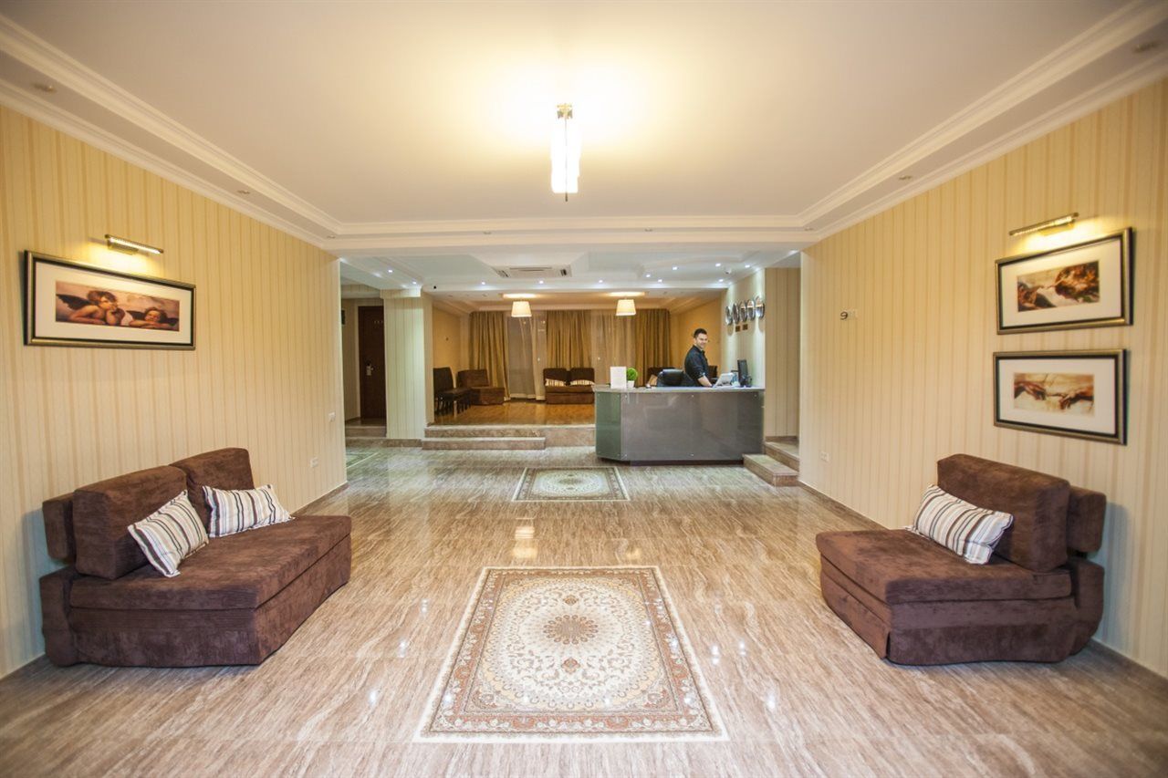 Hotel Gtm Plaza Tiflis Exterior foto